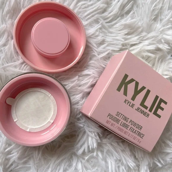 Kylie Cosmetics Translucent Setting Powder - Picture 2 of 8